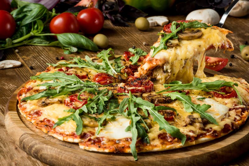 Italienische Pizza lizenzfreie stockfotos Italienische Pizza lizenzfreie stockfotos