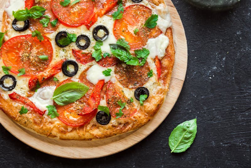 Italienische Pizza lizenzfreies stockbild Italienische Pizza lizenzfreies stockbild