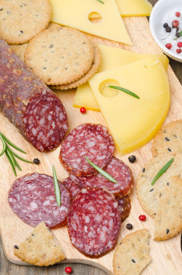Salami, Käse, Cracker, Oliven Und Ein Glas Wein Stockbild - Bild von ...