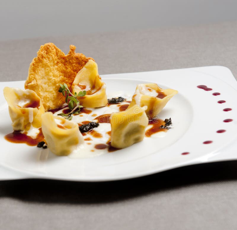 Italienische selbst gemachte Ravioli mit Käse in einer weißen Platte lizenzfreies stockfoto Italienische selbst gemachte Ravioli mit Käse in einer weißen Platte lizenzfreies stockfoto