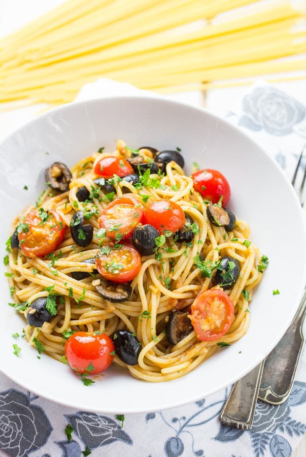 Italienische Spaghettis puttanesca Teigwaren lizenzfreie stockfotografie Italienische Spaghettis puttanesca Teigwaren lizenzfreie stockfotografie