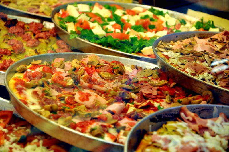 Italienische traditionelle Pizza lizenzfreies stockfoto Italienische traditionelle Pizza lizenzfreies stockfoto
