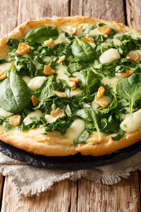 Italienische traditionelle Pizza mit frischer Spinats-, Knoblauch- und Käsenahaufnahme vertikal stockbilder Italienische traditionelle Pizza mit frischer Spinats-, Knoblauch- und Käsenahaufnahme vertikal stockbilder