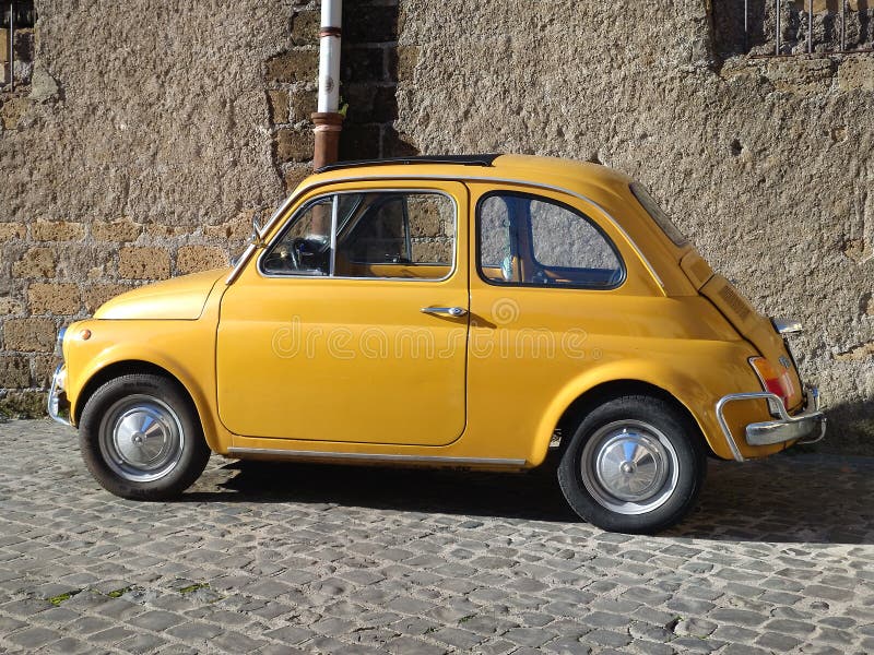 ROM, ITALIEN - CIRCA Oktober 2015: Gelb Fiat 500 Auto (neue Version) In  Einer Straße Im Stadtzentrum Geparkt Lizenzfreie Fotos, Bilder und Stock  Fotografie. Image 55765069.