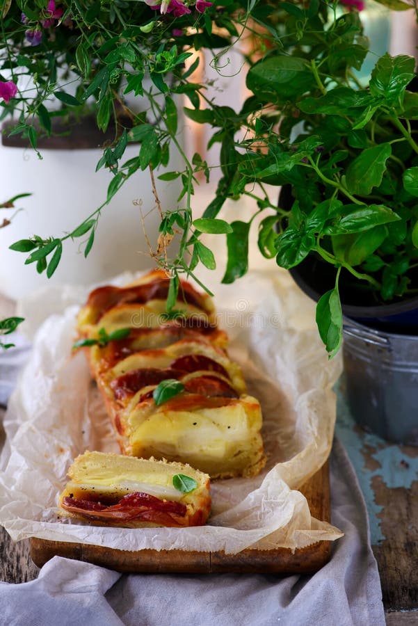 Italienischer Kuchen Mit Salami, Kartoffeln Und Provolon Selektiver ...