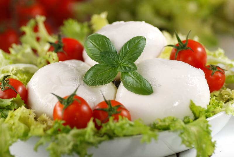 Italienische Mozzarella- Und Kirschtomate Stockfoto - Bild von ...