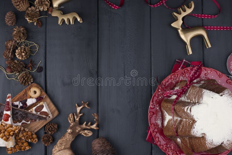Italienischer Weihnachtskleiner kuchen mit Puderzucker Traditionelles festi stockfotografie Italienischer Weihnachtskleiner kuchen mit Puderzucker Traditionelles festi stockfotografie