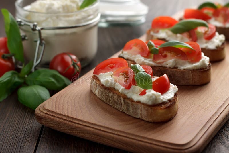 Italienisches Aperitif Bruschetta Mit Ciabatta, Feta, Tomaten Und ...