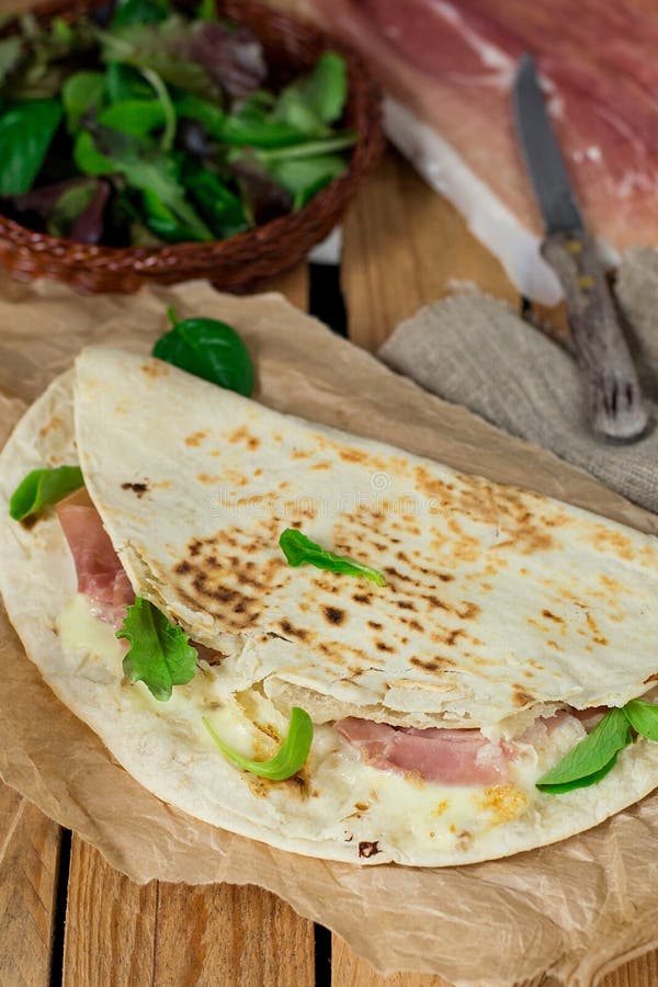 Italienisches Flatbread Piadina Mit Prosciuttoschinken Und -mozzarella ...