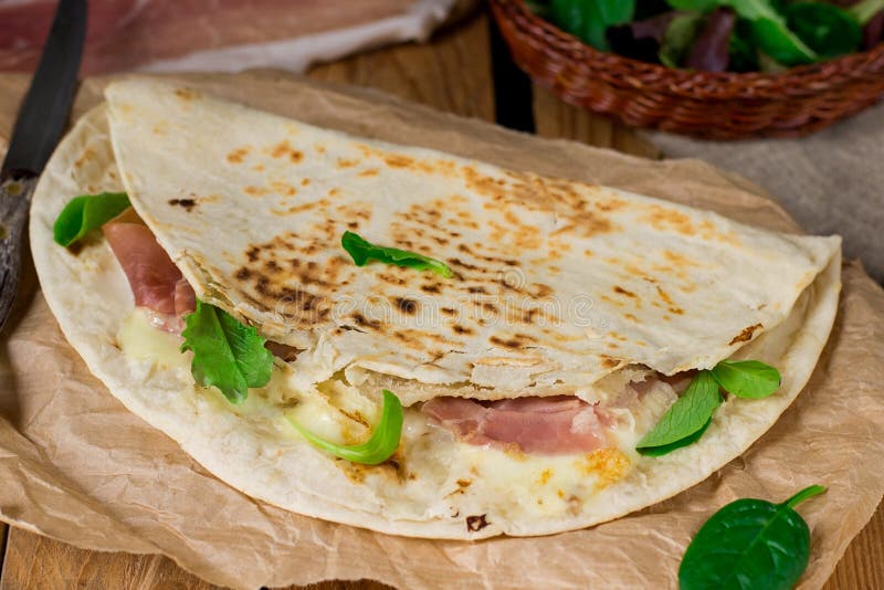 Italienisches Flatbread Piadina Mit Prosciuttoschinken Und -mozzarella ...