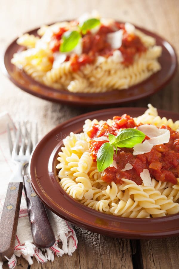 Italienisches Klassisches Teigwaren Fusilli Mit Tomatensauce Und ...