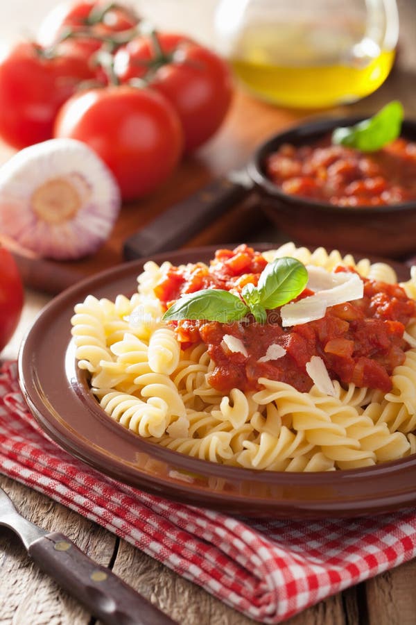 Italienisches Klassisches Teigwaren Fusilli Mit Tomatensauce Und ...