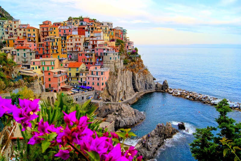 Italienisches Küstendorf mit Blumen lizenzfreie stockfotos Italienisches Küstendorf mit Blumen lizenzfreie stockfotos