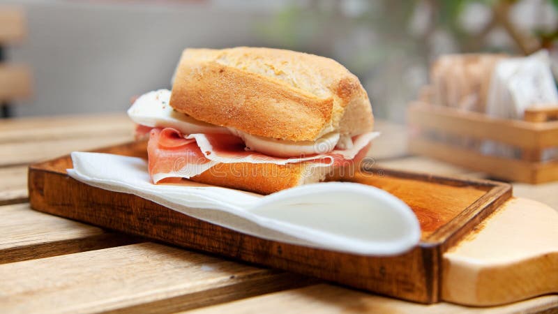 Italienisches Sandwich Mit Parmaschinken Und Mozzarella Stockfoto ...