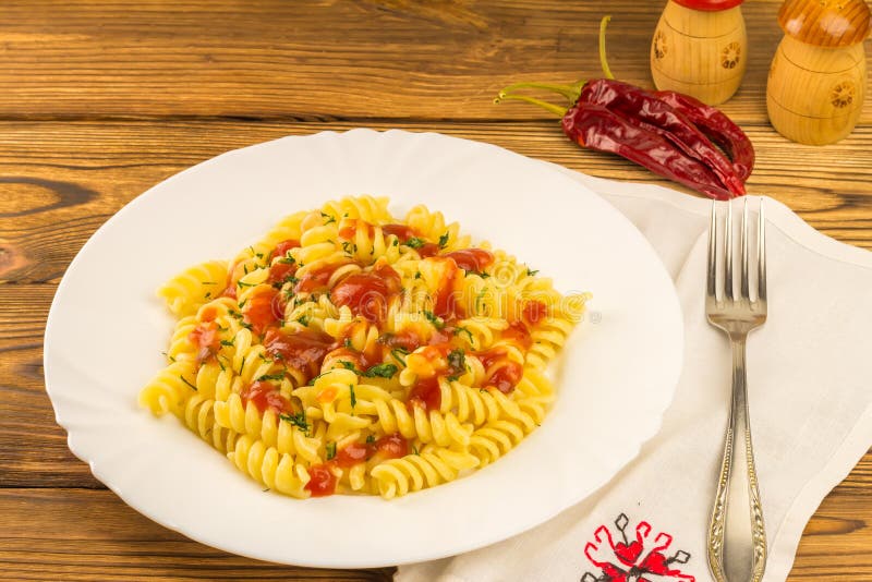 Italienisches Teigwaren Fusilli Mit Tomatensauce in Der Platte, in Der ...