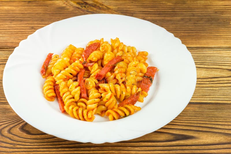 Italienisches Teigwaren Fusilli Mit Tomatensauce in Der Platte, in Der ...