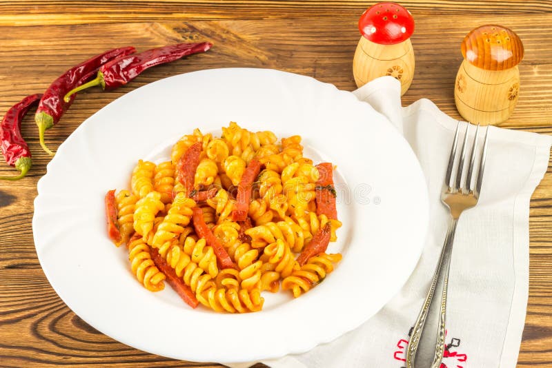 Italienisches Teigwaren Fusilli Mit Tomatensauce in Der Platte, in Der ...