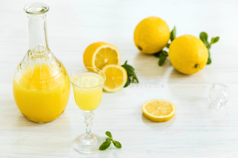 Italienisches traditionelles Likör limoncello mit Zitrone stockfotografie Italienisches traditionelles Likör limoncello mit Zitrone stockfotografie