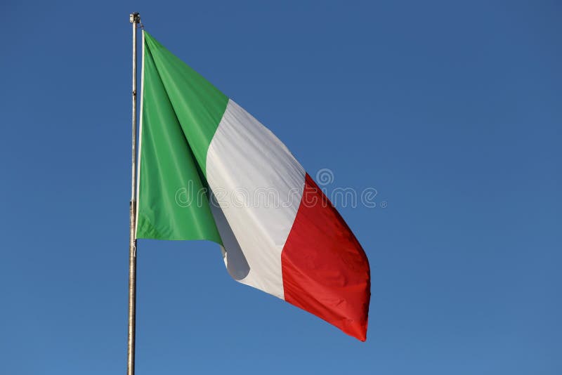 Italiensk flagga som högt vinkar i den blåa himlen royaltyfri foto Italiensk flagga som högt vinkar i den blåa himlen royaltyfri foto