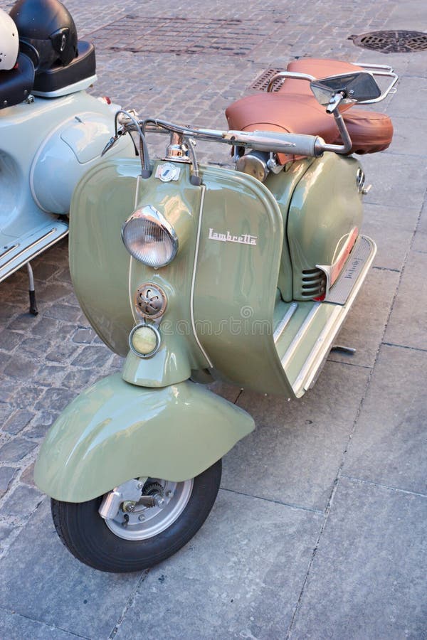 italiensk gammal sparkcykel royaltyfria bilder italiensk gammal sparkcykel royaltyfria bilder