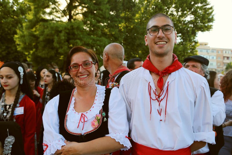 Italiensk grupp av dansare i traditionella dräkter på den internationella folklorefestivalen för barn och ungdom arkivbild Italiensk grupp av dansare i traditionella dräkter på den internationella folklorefestivalen för barn och ungdom arkivbild