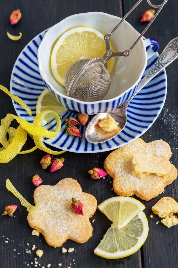 Italiensk kopp för kakor Canestrelli, citron- och te arkivfoto Italiensk kopp för kakor Canestrelli, citron- och te arkivfoto