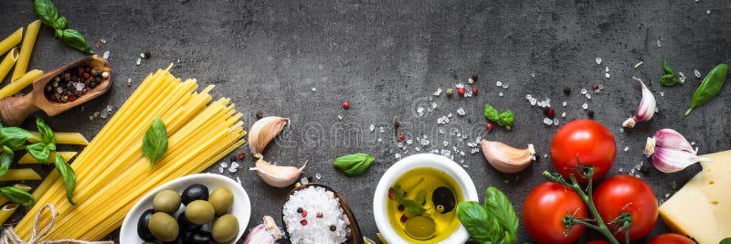 Italiensk matbakgrund på den svarta stentabellen Top beskådar royaltyfri bild Italiensk matbakgrund på den svarta stentabellen Top beskådar royaltyfri bild