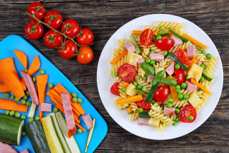 Italiensk pasta med grönsaker på plattan royaltyfri fotografi Italiensk pasta med grönsaker på plattan royaltyfri fotografi