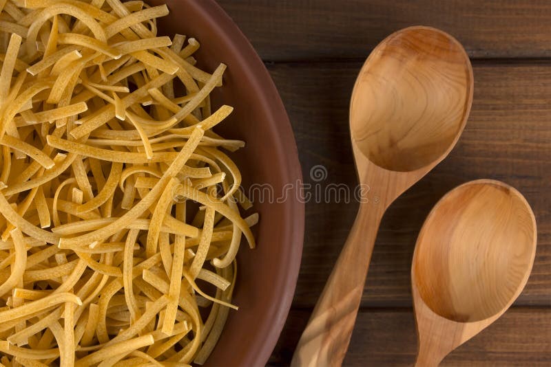 Italiensk pasta på en platta med träskeden arkivfoto Italiensk pasta på en platta med träskeden arkivfoto
