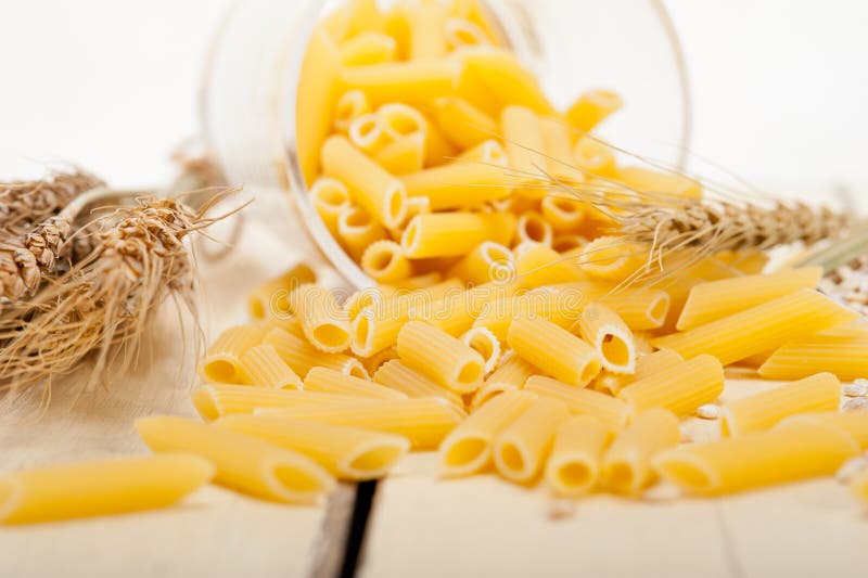 Italiensk pastapenne med vete royaltyfria foton Italiensk pastapenne med vete royaltyfria foton
