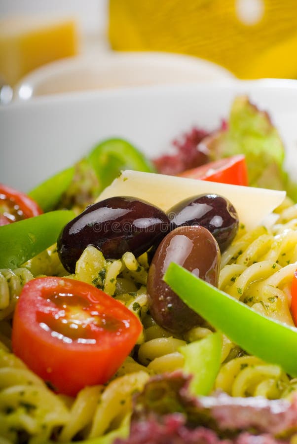 italiensk pastasallad för fusilli royaltyfri fotografi italiensk pastasallad för fusilli royaltyfri fotografi