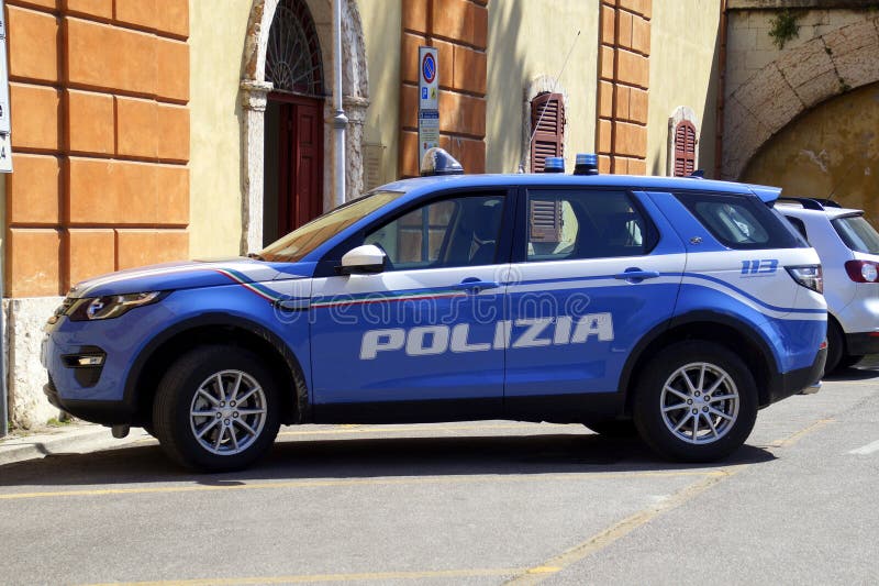italiensk polis f?r bil arkivfoton italiensk polis f?r bil arkivfoton
