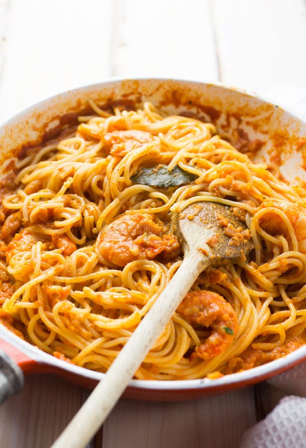 Italiensk räka- och tomatsåspasta arkivfoton Italiensk räka- och tomatsåspasta arkivfoton