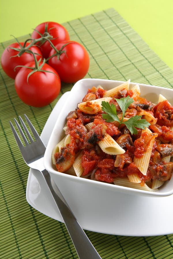 Italiensk tomat för parmesanpastasås