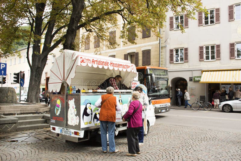 Italienska folk- och utlänninghandelsresande som köper glass från matlastbilen royaltyfri fotografi Italienska folk- och utlänninghandelsresande som köper glass från matlastbilen royaltyfri fotografi