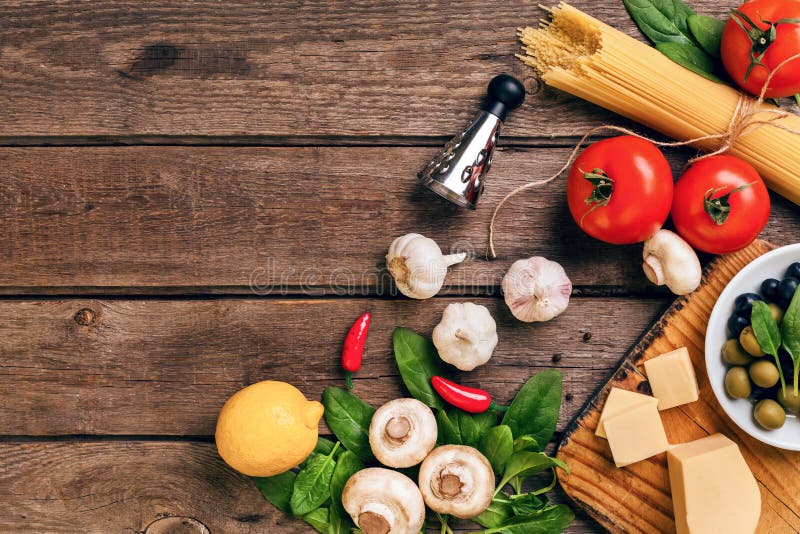 Italienska matingredienser för förberedelsepastan på träbakgrund royaltyfri fotografi Italienska matingredienser för förberedelsepastan på träbakgrund royaltyfri fotografi