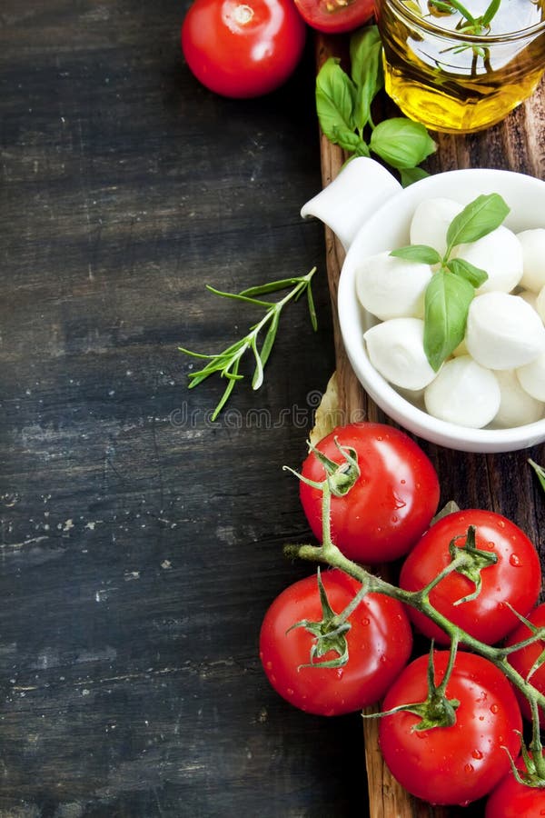 Italienska matlagningingredienser, Mozzarella, basilika, Olive Oil och Ch arkivbild Italienska matlagningingredienser, Mozzarella, basilika, Olive Oil och Ch arkivbild