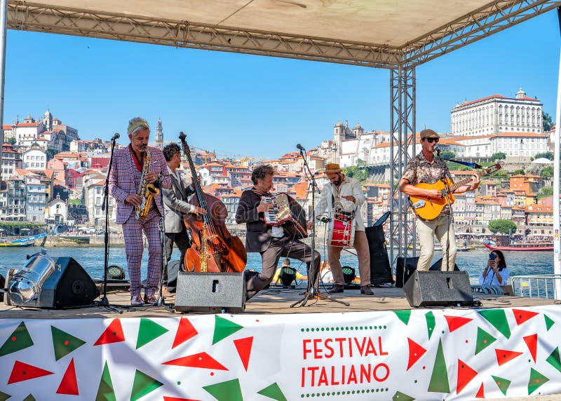 Italienska musiker som spelar på en festival i Vila Nova de Gaia, Portugal royaltyfri fotografi Italienska musiker som spelar på en festival i Vila Nova de Gaia, Portugal royaltyfri fotografi