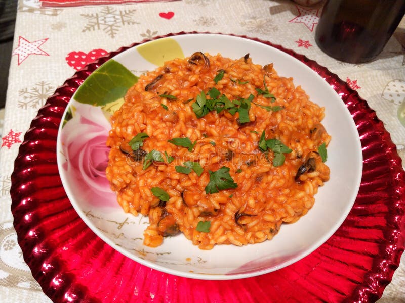 Risotto Med Skaldjur I Nutida Stil På Vit Bakgrund. Italiansk Risotto