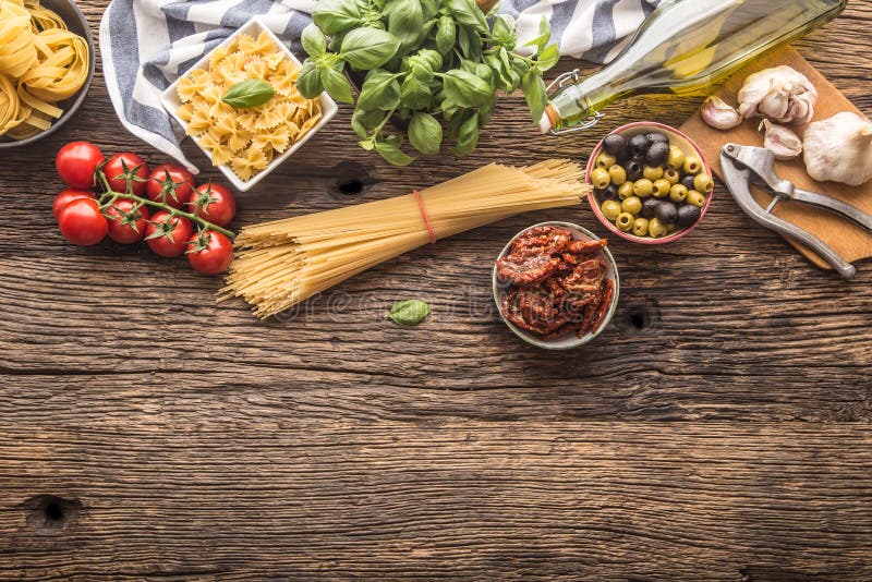 Italienskt G för basilika för ost för parmesan för olivolja för pasta för matingredienser arkivfoto Italienskt G för basilika för ost för parmesan för olivolja för pasta för matingredienser arkivfoto