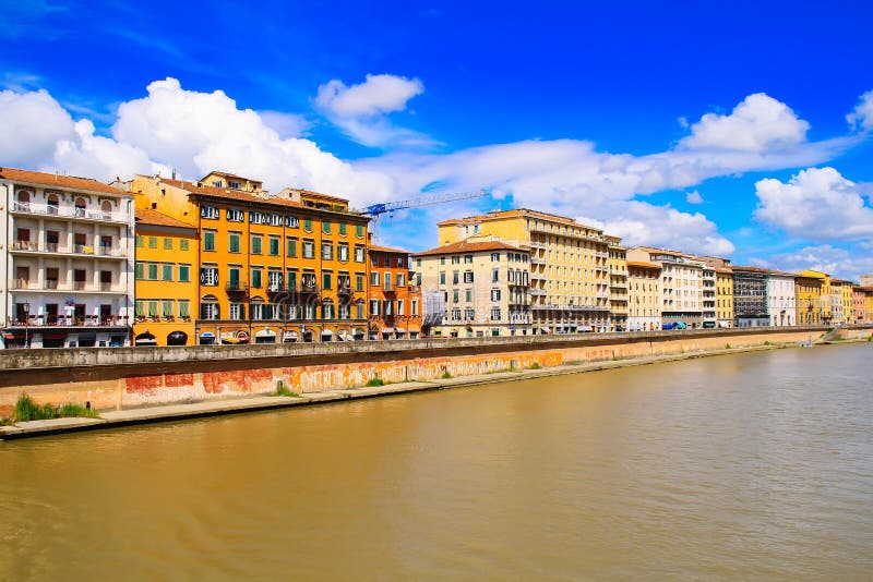 Italy, Florença Vista da cidade através do rio perto da ponte do Ponte Vecchio foto de stock royalty free Italy, Florença Vista da cidade através do rio perto da ponte do Ponte Vecchio foto de stock royalty free