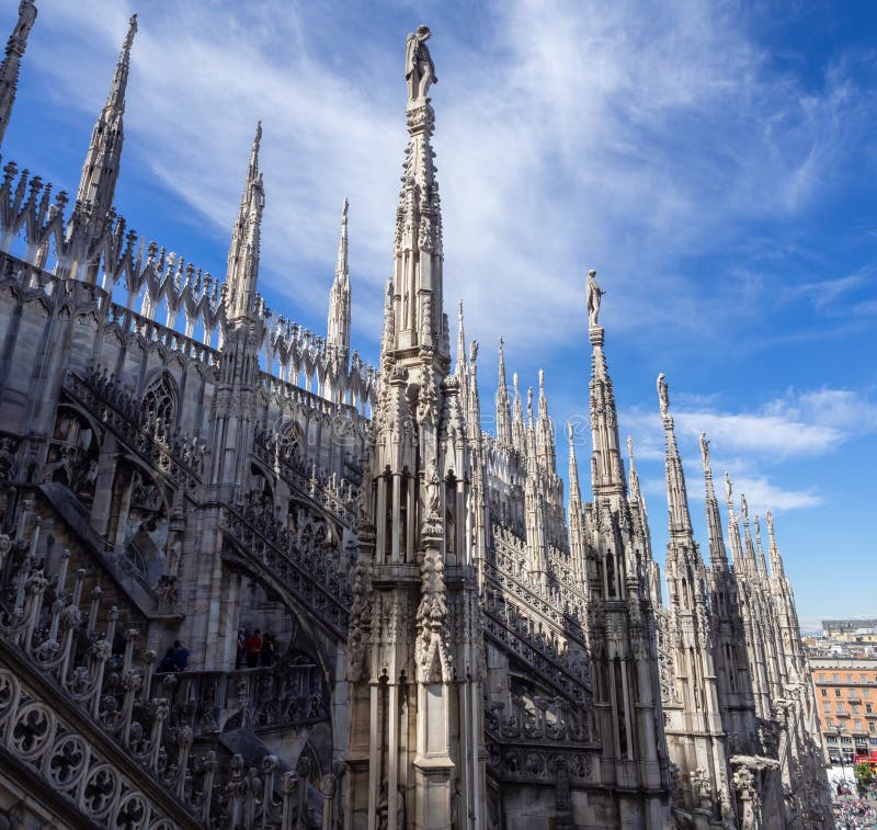 italy milano Tornspirorna av vit marmor som smyckar den hela domkyrkan r arkivfoto italy milano Tornspirorna av vit marmor som smyckar den hela domkyrkan r arkivfoto