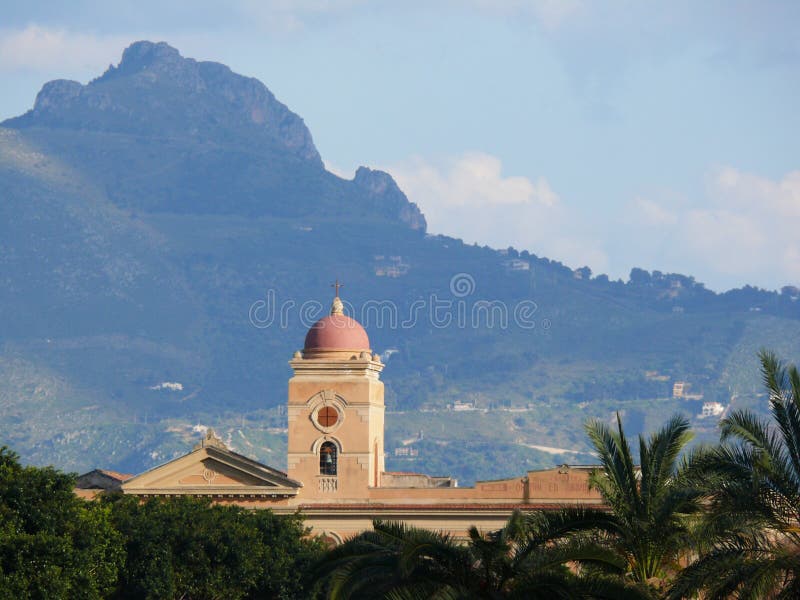 italy Palermo Sicily 11/04/2010 Dzwonkowy wierza i kościół z m zdjęcia royalty free italy Palermo Sicily 11/04/2010 Dzwonkowy wierza i kościół z m zdjęcia royalty free