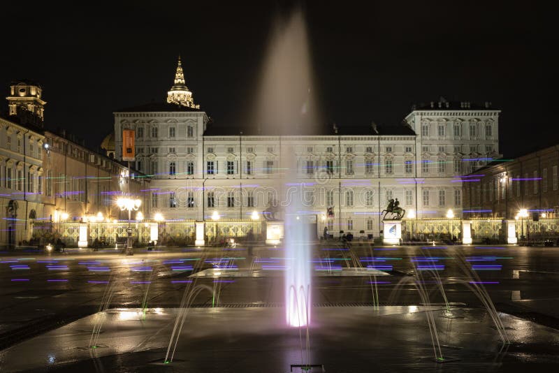 italy piedmont turin Nattsikt av en springbrunn i piazzacastello royaltyfri foto italy piedmont turin Nattsikt av en springbrunn i piazzacastello royaltyfri foto