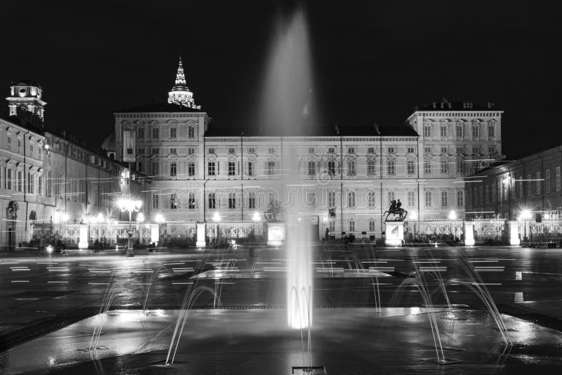 italy piedmont turin Nattsikt av en springbrunn i piazzacastello i svartvitt arkivfoto italy piedmont turin Nattsikt av en springbrunn i piazzacastello i svartvitt arkivfoto