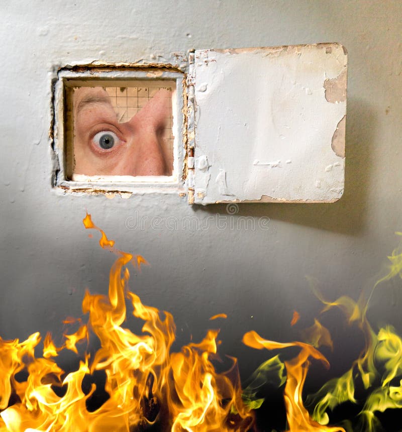 Un Uomo che guarda attraverso una finestra di visualizzazione su una porta di metallo alle fiamme della fine del mondo esterno.