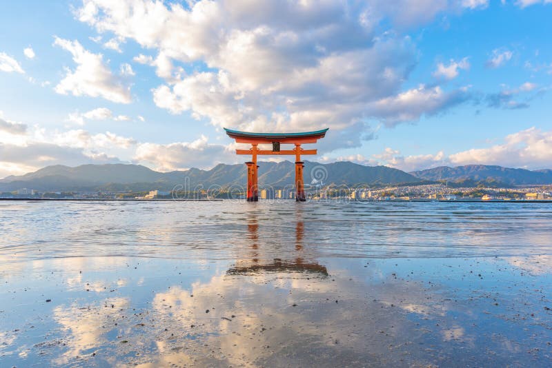 Itsukushima Torii Duża Czerwona Spławowa brama przy Miyajima wyspą, Hiroszima, Japonia obraz royalty free Itsukushima Torii Duża Czerwona Spławowa brama przy Miyajima wyspą, Hiroszima, Japonia obraz royalty free