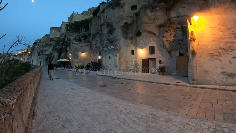 Itália. matera. o sassi. sasso barisano no crepúsculo.