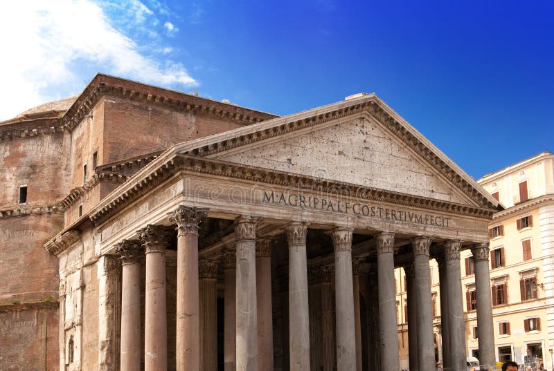 Itália. Roma. Um Pantheon.Close antigo acima em um dia ensolarado foto de stock Itália. Roma. Um Pantheon.Close antigo acima em um dia ensolarado foto de stock
