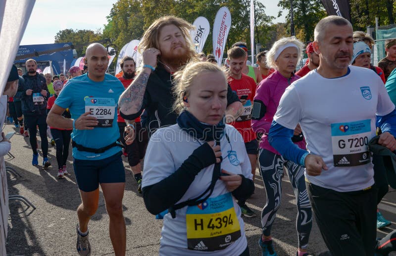 2016 09 25: IV Moskau-Marathon Der Anfang der 42 0,85 Kilometer stockbild 2016 09 25: IV Moskau-Marathon Der Anfang der 42 0,85 Kilometer stockbild